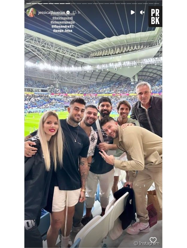Les candidats des Marseillais posent en tribune pour le match France/Australie au Qatar