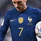 Pourquoi Antoine Griezmann joue-t-il avec des manches longues ? La raison est totalement WTF