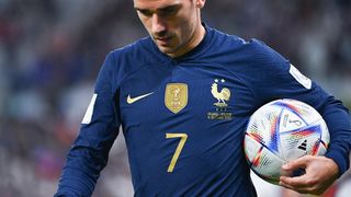 Pourquoi Antoine Griezmann joue-t-il avec des manches longues ? La raison est totalement WTF