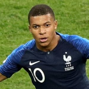 Kylian Mbappé célébrant un but sous le maillot de l'équipe de France de football