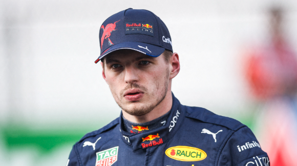 Max Verstappen prêt à trahir Red Bull ? Le pilote s'affiche avec une voiture d'un concurrent, les fans de F1 s'enflamment (et se moquent)