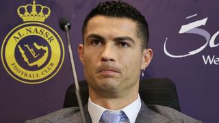 "Ca joue dans des champs", "la vraie Farmers League" : les criquets envahissent un match de Cristiano Ronaldo en Arabie Saoudite, les supporters se moquent