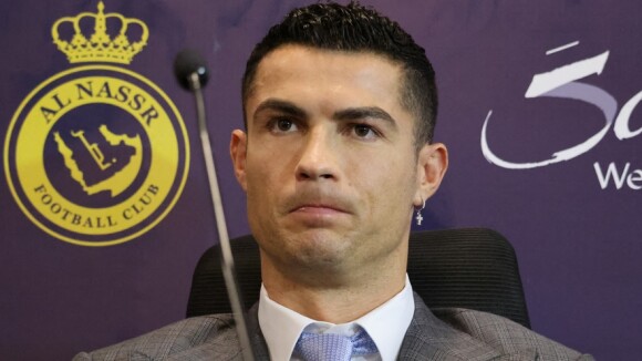 "Ca joue dans des champs", "la vraie Farmers League" : les criquets envahissent un match de Cristiano Ronaldo en Arabie Saoudite, les supporters se moquent