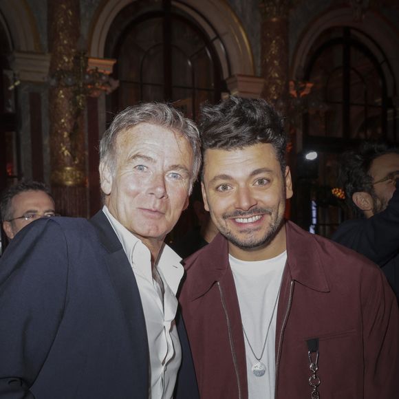 Exclusif - Franck Dubosc, Kev Adams - Personnalités au Gala pour les 10 ans de l'association "Princesse Margot", présenté par C.Beaugrand, à Paris. Le 15 novembre 2022 © Jack Tribeca / Bestimage  Exclusive - No Web No Blog pour Belgique et Suisse PRINCESSE MARGOT CP RETOUR Mardi 15 Novembre 2022 se tenait le gala de charité célébrant les 10 ans de l’association Princesse Margot à l’hôtel intercontinentale, à Paris organisé par sandra Sisley et son agence Sandra and Co en collaboration l’agence Helo. Princesse Margot est une association qui lutte contre les cancers pédiatriques fondé par Muriel Haddad en 2012 en souvenir de sa fille, Margot. Christophe Beaugrand, touché par le combat de Muriel a animé avec beaucoup d’amour la soirée. Une soirée qui a démarré avec un magnifique discours de Marlène Shiappa, secrétaire d’état chargée de l’économie sociale et solidaire et de la vie associative, au cœur de la magnifique salle de réception de l’hôtel aux côtés de la fondatrice Muriel Haddad. Beaucoup de personnalités se sont déplacés pour soutenir cette cause :Tout d ´abord Franck Dubosc qui malgré sa doulouresue blessure au genou a illuminé la soirée de sa présence aux côtés de sa compagne, l’actrice Josephine Drai, la comedienne Charlotte Gabris, Karima Charni de retour dans la Star academy mais comme Presentatrice cette fois çi, les artistes peintres Zara Boutayeb et Paco Winter, Daniella Lumbroso, Reem Kherici, Candice Mahout, Et bienevidemment Kev Adams Kev Adams, parrain de l’association, a pris le micro pour exprimer son investissement profond aux côtés de Muriel et symboliquement de tout les enfants malades et faire decoller les ventes d’enveloppe Pour recolter des dons. L’enjeu de cette soirée était de récolter des fonds afin de pouvoir réaliser une maison de Parents la « Marg’home» Des enveloppes cadeau était mises à l’honneur afin de pouvoir financer cette hébergement solidaire. L’artiste et chanteur Symons a fait battre le cœur de la salle avec son titre « Paris », Joyce Jonathan s’est ensuite mis au piano pourinterpréter « Les filles d’aujourd’hui » enveloppé par la majorité des convives, sortis de table pour se rassembler autour d’elle. Le chanteur Philippe Kelly et Tom Lebb se sont unis pour jouer « Talkin bout’ a révolution » de Tracy Chapman, repris par la foule… Et enfin pour clôturer cette soirée magique, tous les bénévoles sont montés sur scène au milieu de Christophe Beaugrand en donnant « rendez-vous dans 10 ans » de Patrick Bruel à tous ceux qui sont touchés par cette lutte. Belle image d’espoir et de convivialité pour tous ceux qui souffent, vive Princesse Margot !