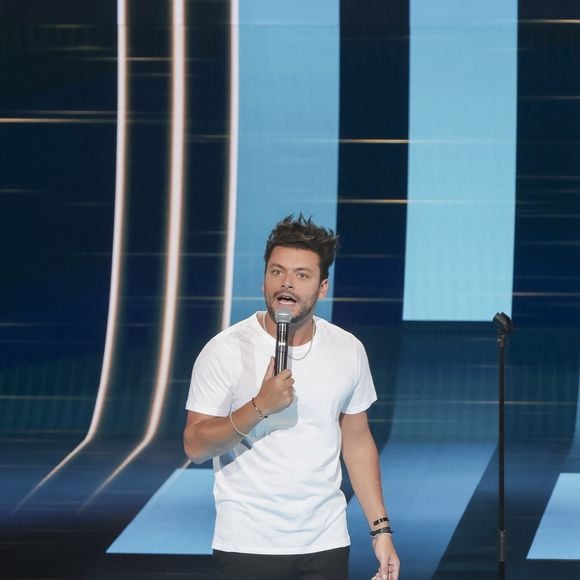 Exclusif - No Web - Kev Adams - Tournage de l'émission "Sketch Story", présentée par L.Boccolini. Le 12 septembre 2022 C’est l’une des nouveautés de cette rentrée 2022. Samedi 8 octobre à 21h10, retrouvez « Sketch Story », la nouvelle création originale de France 2 dans laquelle les stars de l’humour vont réinterpréter leurs sketchs les plus célèbres dans de courtes fictions ! Dans ce show d’humour inédit, présenté par L.Boccolini, découvrez les sketchs cultes comme vous ne les avez jamais vus : « Le train pour Pau » de Chevallier et Laspalès, « Les coiffeuses » des Chevaliers du Fiel, « Le permis de conduire » de M.Robin et P.Palmade, « Le cocktail mondain » d’A.Roumanoff, « Les pétasses » des Inconnus, « François Hollande » de L.Gerra,  « Madame Sarfati : Allô la police » d’É.Kakou, « Chère Maman » de R.Magdane, etc. L’émission sera aussi l’occasion pour les invités de la soirée de vous présenter sur scène leurs sketchs les plus drôles. Humour, convivialité et originalité… Une soirée de rire totalement inédite à découvrir exclusivement sur France 2 ! © Jack Tribeca / Bestimage  Exclusive - No Web No Blog pour Belgique et Suisse