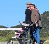 Exclusif - Emily Vancamp et son mari Josh Bowman se baladent sur le mont Lee à Los Angeles avec leur fille Iris en poussette le 4 avril 2023.  Los Angeles, CA - EXCLUSIVE - Actress Emily Vancamp and her actor husband Josh Bowman take pictures while going on a hike to the Hollywood sign in Los Angeles with a friend and their daughter Iris. Pictured: Emily VanCamp, Josh Bowman 