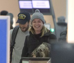 Exclusif - Emily Vancamp et son mari Josh Bowman à l'aéroprot de Toronto le 27 décembre 2018.  