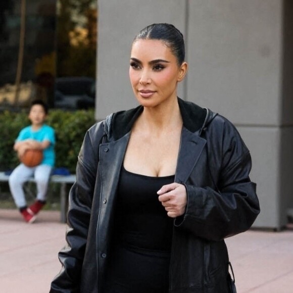 Kim Kardashian est allée voir ses enfants jouer au basketball à Los Angeles, le 17 février 2023.  Kim Kardashian rocks an all-black outfit resembling Trinity from Matrix while leaving Saint's basketball game at Mamba Academy in Los Angeles. 