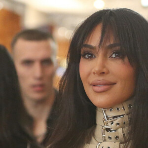 Kim Kardashian fait son shopping à la boutique "Dolce & Gabbana" à Milan pendant la Fashion Week, le 25 février 2023.  Kim Kardashian is seen in the Dolce & Gabbana store in Milan during Milan Fashion Week FW 2023. February 25th, 2023. 