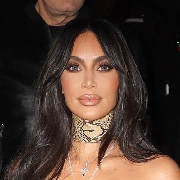 Kim Kardashian arrive à un dîner avec les designers Domenico Dolce and Stefanno Gabbana durant la Fashion Week de Milan, Italie, le 25 Février 2023  BGUK_2579694 - Milan, ITALY - Kim Kardashian arriving for dinner with fashion designers Domenico Dolce and Stefanno Gabbana during Milan Fashion Week Pictured: Kim Kardashian 