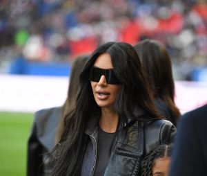 Kim Kardashian assiste au match de championnat de Ligue 1 Uber Eats opposant le Paris Saint-Germain (PSG) au stade Rennais au Parc des Princes à Paris le 19 mars 2023.  Kim Kardashian attends the Uber Eats Ligue 1 league match between Paris Saint-Germain (PSG) at Stade Rennais at Parc des Princes in Paris 