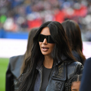 Kim Kardashian assiste au match de championnat de Ligue 1 Uber Eats opposant le Paris Saint-Germain (PSG) au stade Rennais au Parc des Princes à Paris le 19 mars 2023.  Kim Kardashian attends the Uber Eats Ligue 1 league match between Paris Saint-Germain (PSG) at Stade Rennais at Parc des Princes in Paris 