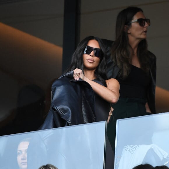 Kim Kardashian assiste au match de championnat de Ligue 1 Uber Eats opposant le Paris Saint-Germain (PSG) au stade Rennais au Parc des Princes à Paris le 19 mars 2023.  Kim Kardashian attends the Uber Eats Ligue 1 league match between Paris Saint-Germain (PSG) at Stade Rennais at Parc des Princes in Paris 