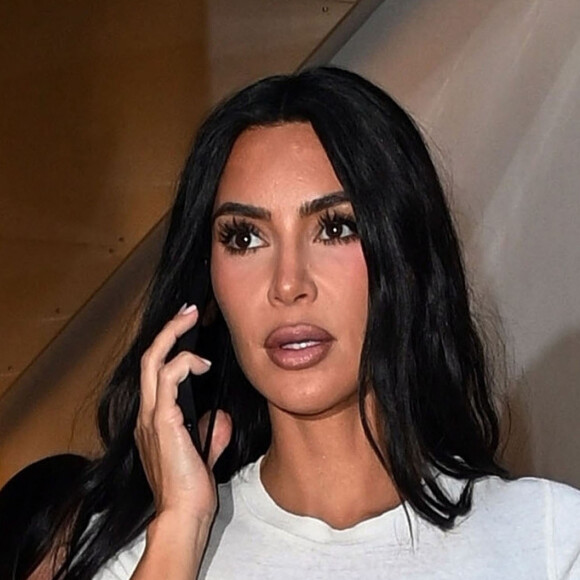 Kim Kardashian fait du shopping au magasin Victoria Beckham dans le Mayfair à Londres, Royaume Uni, le 17 mars 2023.  Kim Kardashian shopping at Victoria Beckham store in Mayfair, London, UK, on March 17, 2023. 
