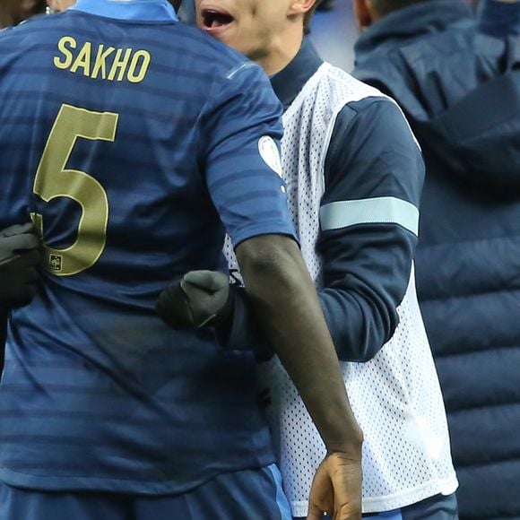 Samir Nasri et Mamadou Sakho - L'equipe de France de football fete sa victoire et sa qualification pour le mondial au Bresil en 2014. Les bleus ont battu l'Ukraine sur le score de 3 buts a 0 au stade de France a Saint-Denis le 19 novembre 2013.  The football team of France celebrates his victory and qualification for the FIFA World Cup in Brazil in 2014. France beats Ukraine on the score of 3 goals to 0 at the Stade de France in Saint-Denis, France on November 19, 2013. 