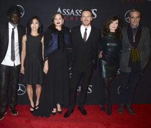 Michael K. Williams, Michelle Lin, Marion Cotillard (enceinte), Michael Fassbender, Essie Davis et Jeremy Irons lors de la première de ''Assassin's Creed'' au AMC Empire à New York, le 13 décembre 2016. 