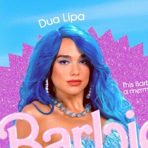 Sur l'un de ces posters hyper flashy, on voit la popstar Dua Lipa poser... En sirène. Conclusion ? Tout le monde peut faire partie de l'univers Barbie. D'où le succès sur Twitter du filtre permettant de poser sa trogne sur l'affiche du film.  