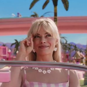  Un buzz qui nous rappelle que Barbie, c'est comme Mario : tout le monde connaît, le symbole est universel, et la matériau de base si élastique qu'il peut raconter toutes les histoires.
