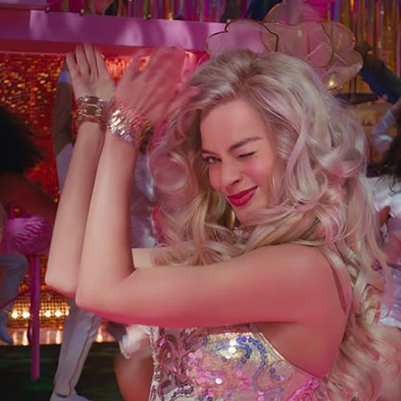 "J'aime à quel point ce film est kitsch. Ca ressemble vraiment à ce qu'un enfant inventerait", "Les couleurs sont vraiment hyper pop", "Cette bande annonce est si colorée qu'elle rend les films Disney lugubres", s'amusent les internautes.