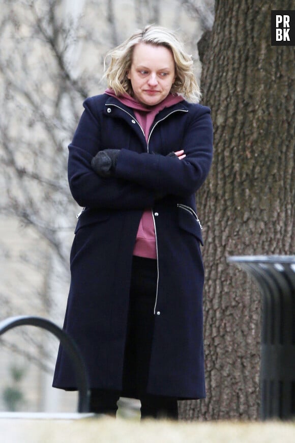 Exclusif - Elisabeth Moss sur le tournage de la saison 5 de la série "La servante écarlate" à Toronto. Le 31 mars 2022