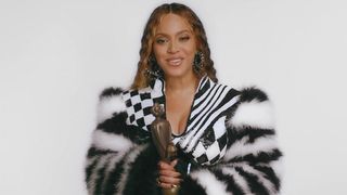 "Ces deux guignolos..." : Beyoncé et Jay-Z fracassés par une chroniqueuse des Grandes Gueules, Madonna comparée à "la soeur des Bodganoff réincarnée"