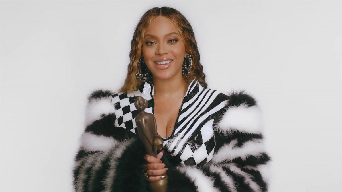 Photo : Beyoncé pose avec son trophée d'artiste internationale de l ...