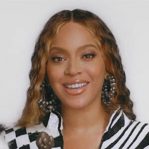 Beyoncé pose avec son trophée d'artiste internationale de l'année après la cérémonie des Brit Awards 2023  BGUK_2569026 - na, - Beyonce accepts her 2023 BRIT Awards 'International Artist of the Year' --------- 
