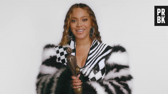 Beyoncé pose avec son trophée d'artiste internationale de l'année après la cérémonie des Brit Awards 2023  BGUK_2569026 - na, - Beyonce accepts her 2023 BRIT Awards 'International Artist of the Year' --------- 