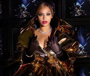 Tiffany & Co. poursuit son partenariat avec Beyoncé en dévoilant une nouvelle campagne mettant en scène la pop star. Intitulés "LOSE YOURSELF IN LOVE", les visuels montrent la musicienne portant certains des derniers bijoux de la maison tout en favorisant l'amour de soi et la confiance.  Tiffany & Co. continues its partnership with Beyoncé, unveiling a new campaign featuring the pop star. Titled “LOSE YOURSELF IN LOVE,” the visuals see the musician wearing some of the house’s latest jewelry pieces while promoting self-love and confidence. 