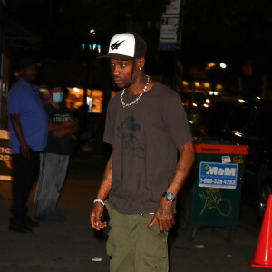 Travis Scott arrive au "Electric Lady Studio" à New York, le 18 août 2021.


