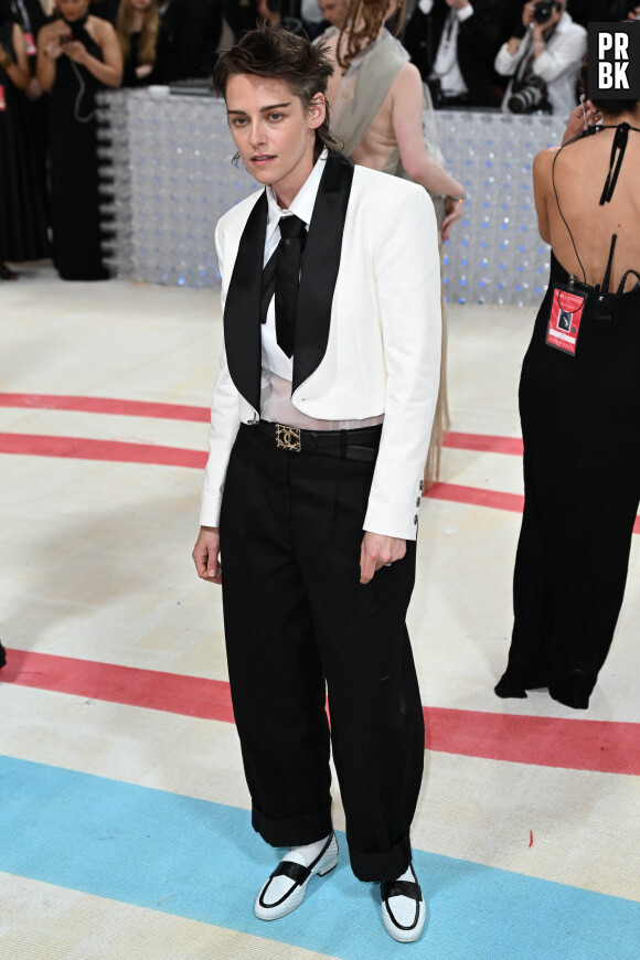 Kristen Stewart - Les célébrités arrivent à la soirée du "MET Gala 2023" à New York, le 1er mai 2023.  Celebrities arrive at the "MET Gala 2023". New York, May 1st, 2023.
