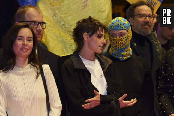 Kristen Stewart, présidente du jury, et le 73ème festival international du film de Berlin (Berlinale) marqunt leur soutien à l'Ukraine, à l'occasion du premier anniversaire de l'invasion russe. Le 24 février 2023.