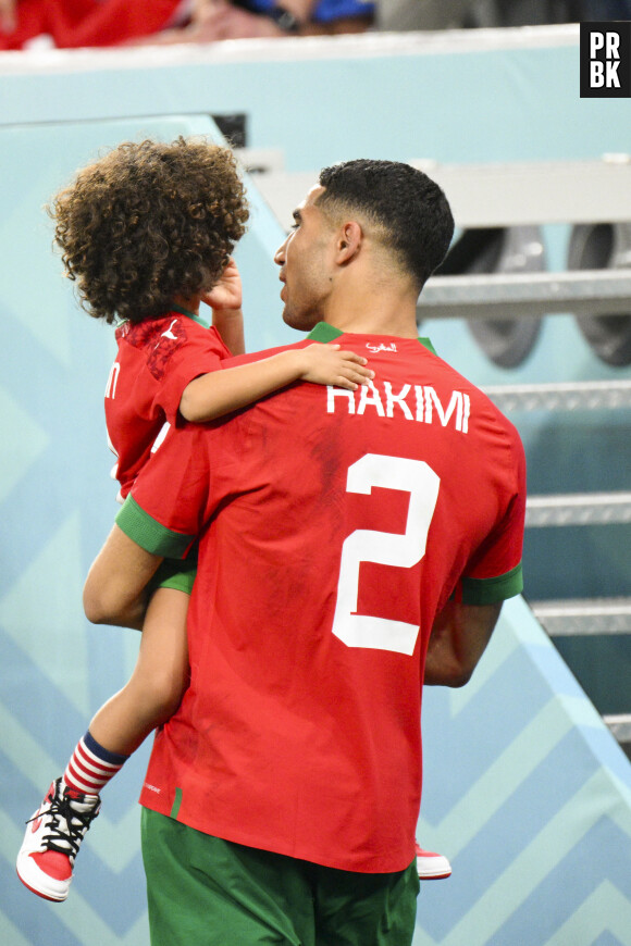 Hakimi et son fils après les huitièmes de finale de la Coupe du Monde 2022 entre l'Espagne et le Maroc. © Jean-Baptiste Autissier/Panoramic/Bestimage


