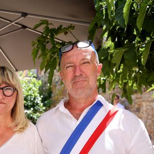 Exclusif - Prix spécial - No Web - Stéphane Bachot, Christine Bravo et le maire de Occhiatana, Stéphane Orsoni Mariage civil de Christine Bravo et Stéphane Bachot devant la mairie de Occhiatana en Corse le 11 Juin 2022 © Dominique Jacovides / Bestimage