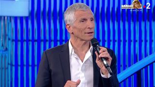 "Pour une fois que je triche !" : Nagui donne la bonne réponse dans N'oubliez pas les paroles, sa maestro n'y prête même pas attention