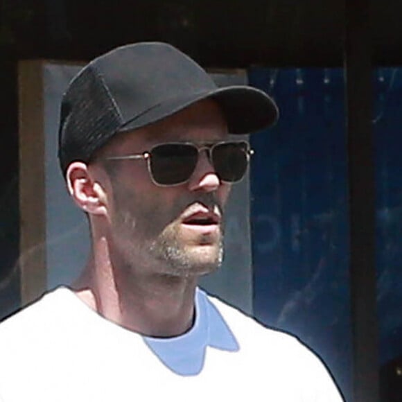 Jason Statham se promène avec des amis à Los Angeles, le 22 juin 2015. 