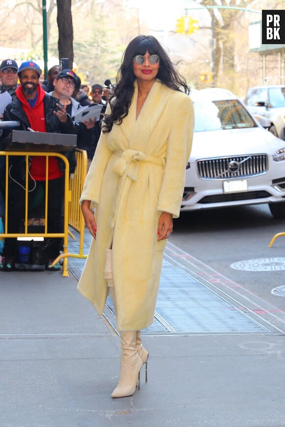 Jameela Jamil arrive au show "The View" à New York City, New York, Etats-Unis, le 22 mars 2023. L'actrice britannique de 37 ans portait une robe style peignoir jaune et des cuissardes crème.
