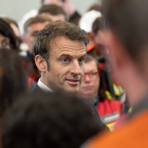 Le président de la République française Emmanuel Macron lors de sa visite de l'usine Aluminium Dunkerque, à Dunkerque; Nord; France, le 12 mai 2023. © Jacques Witt/Pool/Bestimage 