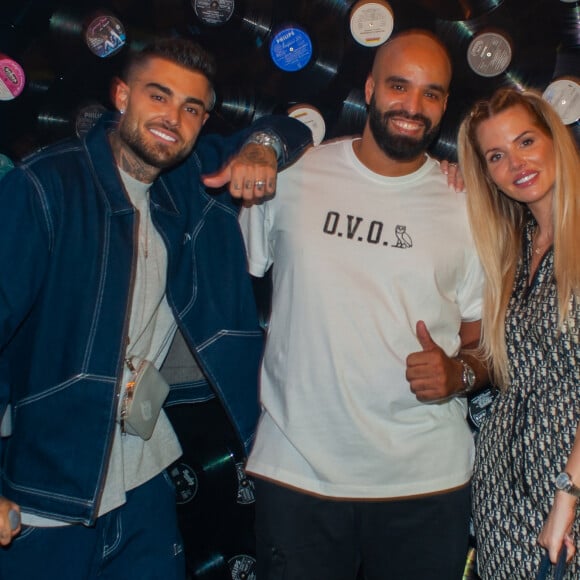 Exclusif - Thibault Garcia, Chamo et Jessica Thivenin lors de la soirée « Come Chill with Booba » au bar Le Tube à Dubaï le 21 octobre 2021. © Nicolas Briquet / Bestimage 