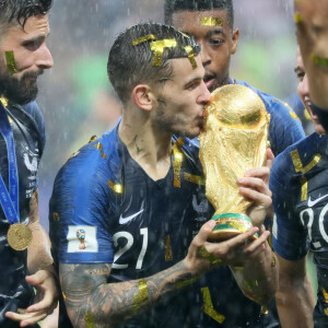 Lucas Hernandez embrasse la Coupe du Monde, le 15 juillet 2018 © Cyril Moreau/Bestimage