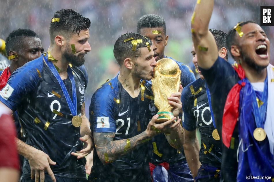 Lucas Hernandez embrasse la Coupe du Monde, le 15 juillet 2018 © Cyril Moreau/Bestimage