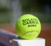 Illustration de la balle de tennis Roland Garros 2023 aux Internationaux de France de Tennis de Roland Garros 2023 à Paris, France, le 26 mai 2023. © Federico Pestellini/Panoramic/Bestimage 