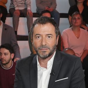 Exclusif - Bernard Montiel - Sur le plateau de l’émission TPMP (Touche Pas à Mon Poste) présentée en direct par C.Hanouna et diffusée sur C8 - Paris le 06/12/2022 - © Jack Tribeca / Bestimage 