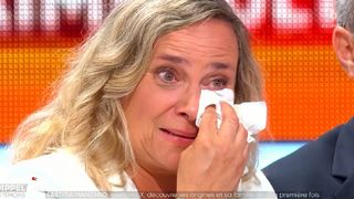 "Elle est avec nous ce soir" : après 48 ans, une femme retrouve sa tante et sa demi-soeur grâce à l'émission de Julien Courbet, pluie de larmes en direct et séquence déjà culte