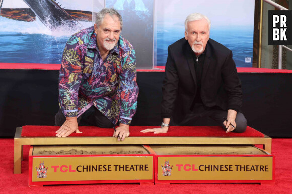 Jon Landau et James Cameron lors de cérémonie de pose d'empreintes de mains et de pieds de J. Cameron et J. Landau, au TCL Chinese Theater à Los Angeles, le 12 janvier 2023. 