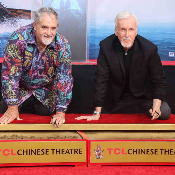 Jon Landau et James Cameron lors de cérémonie de pose d'empreintes de mains et de pieds de J. Cameron et J. Landau, au TCL Chinese Theater à Los Angeles, le 12 janvier 2023. 