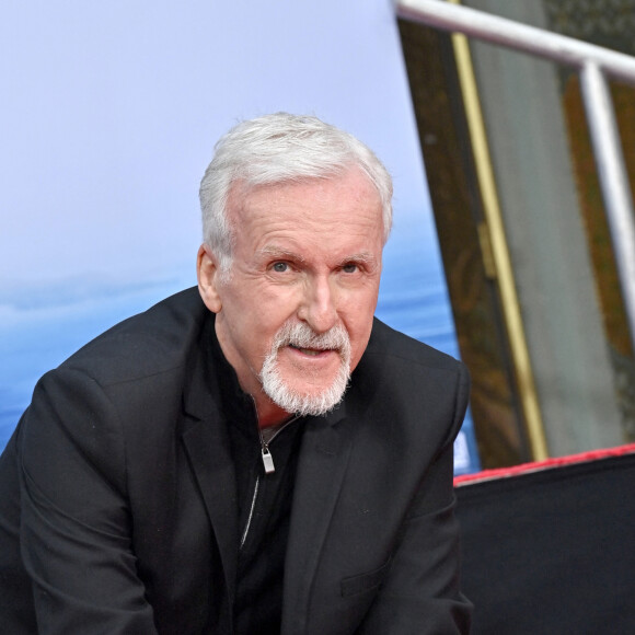 James Cameron lors de cérémonie de pose d'empreintes de mains et de pieds de J. Cameron et J. Landau, au TCL Chinese Theater à Los Angeles, le 12 janvier 2023. 