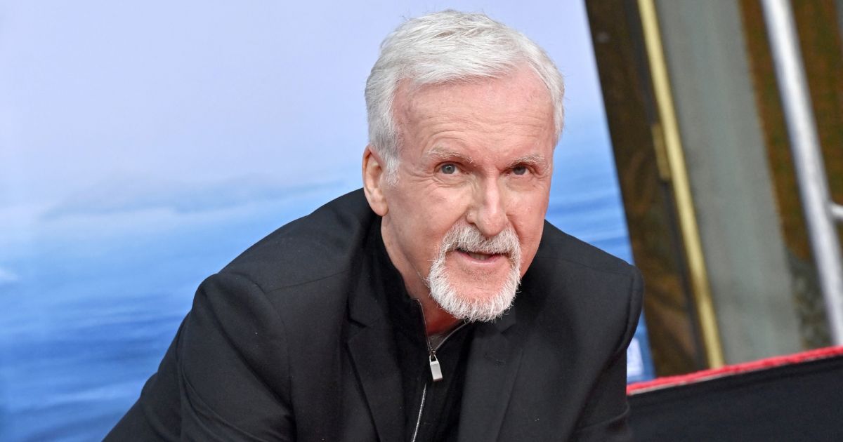 James Cameron lors de cérémonie de pose d'empreintes de mains et de