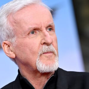 James Cameron lors de cérémonie de pose d'empreintes de mains et de pieds de J. Cameron et J. Landau, au TCL Chinese Theater à Los Angeles, le 12 janvier 2023. 