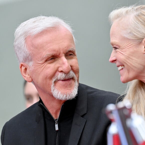 Suzy Amis Cameron et James Cameron lors de cérémonie de pose d'empreintes de mains et de pieds de J. Cameron et J. Landau, au TCL Chinese Theater à Los Angeles, le 12 janvier 2023. 